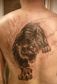Imagem de tatuagem feroz tigre na parte de trás