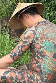Oncles camperols plens de moda tradicional tatuatge de drac malvat tradicional