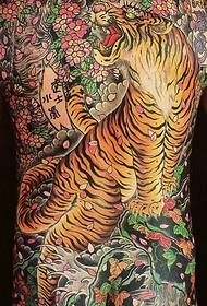 Japāņu stila pilna muguras lielā tīģera tetovējuma attēls, kas karājas ceptā dienā
