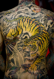 Cadro completo de tatuaxe de tigre descendente dominante