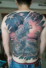 Dragoit dominues për burra luajmë tatuazh me mjekërr