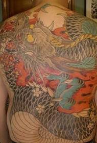 タトゥーパターンを描いたフルバックアジアのドラゴン