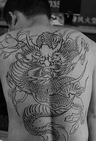 Zlovestný drak tetovanie pokrývajúce celý chrbát