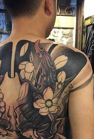 Klasična crno-bijela velika prajna tetovaža s potpunim leđima