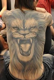 Veľmi dominančný tetovací vzor na chrbte leva