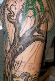 Tam arka tam renkli orman ağacı dövme deseni