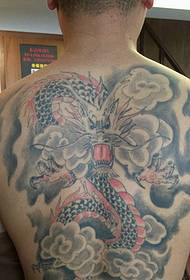 Immagine del tatuaggio del grande drago malvagio tradizionale in bianco e nero