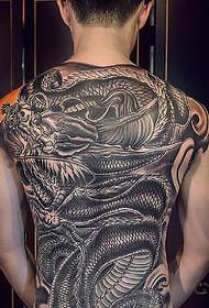 Hela baksidan svartvita stora dragon tatuering bilder låter dig inte våga närma sig