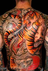 Model complet de tatuaj de tigru la spate
