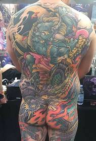 Uspešni moški s polnim hrbtnim tatujem za tetovažo