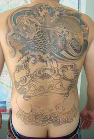 Moška hrbtna linija tetovaže iz zlata in lignjev