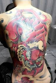 A full-back red tattoo tattoo pattern is full of domineering