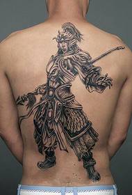 Vīrietis dominējošā stāvoklī ar pilnu muguras Zhao Yun tetovējuma figūru