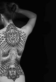Impresionante obra de tatuaxe a gran escala de Maxim