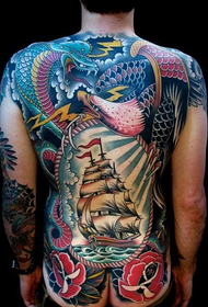 um padrão de tatuagem de veleiro em cores