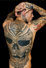 Enorme tatuaxe de cráneo na parte traseira do home