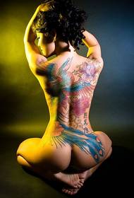 Seksi lepotica s polnim hrbtom tetovaža cvet feniksa