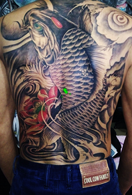 Manlig rygg koi tatuering mönster