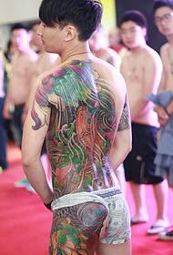 90-jarige jongen vol met kleurrijke totem tattoo-afbeeldingen van de persoonlijkheid