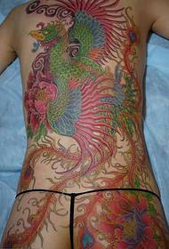 Krásny chrbát plný tetovaní fénixov na chrbte