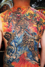 Mannelijke volledig terug geschilderde vechtsportoverwinning over Boeddha Sun Wukong-tatoeage