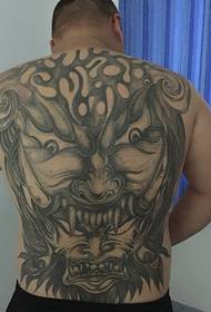 Wong umur pertengahan umur bali gambar tato totem ireng lan putih