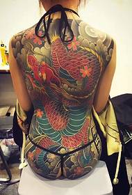 Valitsev tüdruk täis värvilist suurt kurja draakoni tätoveeringumustrit