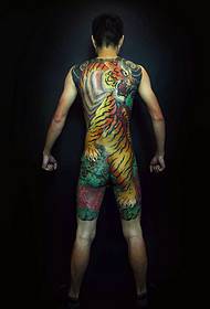 Pełne ostrych zdjęć z tatuażem tygrysa są bardzo osobiste