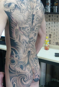 Patrón de tatuaxe de grifo branco e negro tradicional de costas completas