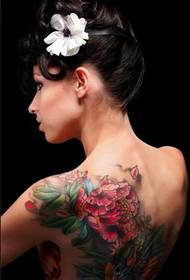 Piękny tatuaż z powrotem piwonia kwiat