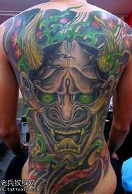 Full av grønne tatoveringer