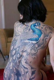 Magagandang asul na likod na peacock tattoo
