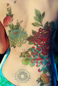 Tattoo e ntle ea chrysanthemum e turu e tsoang ka morao