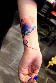 腕の水墨画抽象的な花のタトゥー
