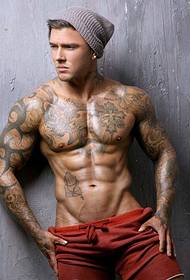 Европейска мускулна личност човек, красива татуировка