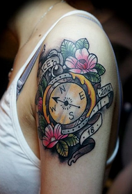 fiore con tatuaggio braccio bussola