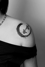 Черно-белая традиционная татуировка на плече девушки