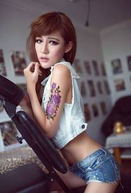 fortryllende skjønnhetsmodell arm rose tatoveringsmønster