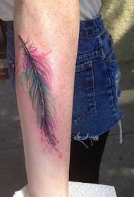 tatuaż z piór kolor dziewczyny