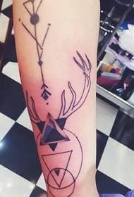 ແຂນ tattoo totem ແບບຄລາສສິກຫຼາຍ