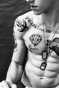 Европейска и американска красива фигура на татуировка върху личността на гърдите