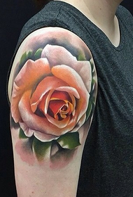 vroulike arm pragtige roos tatoeëring