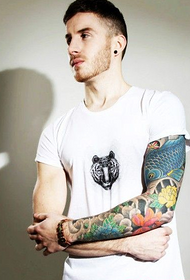 típusú férfi személyiség virág- és tintahal tetoválás