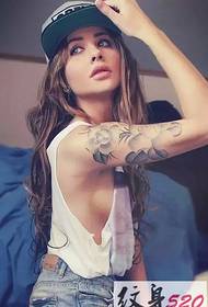 Девојка за моден тетоважа со рака
