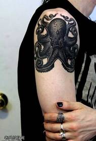 model de tatuaj de caracatiță negru și braț