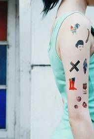 女生手臂彩色卡通涂绘个性纹身