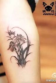 orhidejas tetovējuma raksts uz rokas