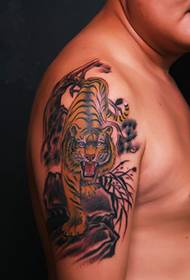 kutawala mlima tiger nusu silaha nyuma tattoo