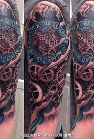 ročna tetovaža na mehansko pobarvanem vzorcu tatoo