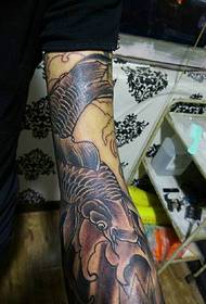brazo maravilloso rico tatuaje de calamar en blanco y negro